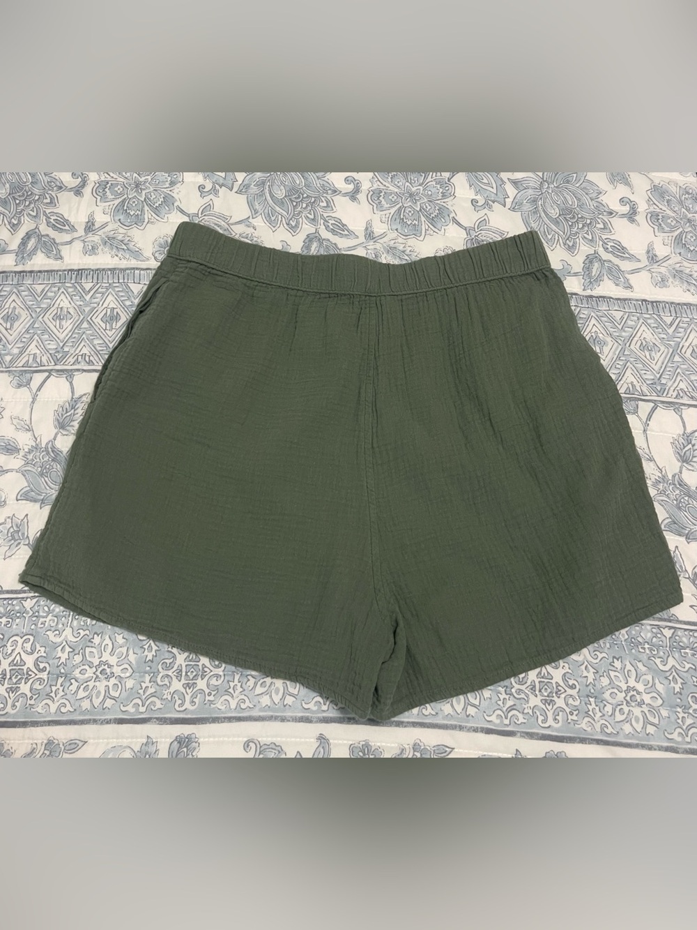 Women’s Universal Thread 100% Cotton Olive Green Shorts - Picture 3 of 5